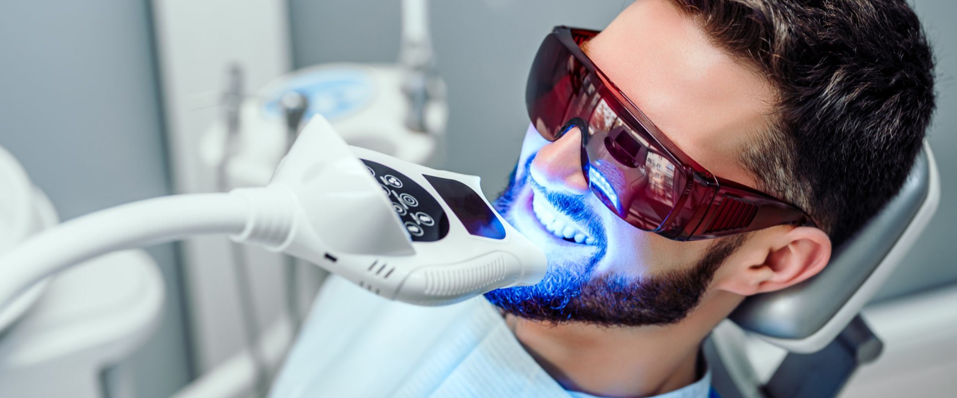 How to Maintain a Youthful Appearance: The Benefits of Teeth Whitening