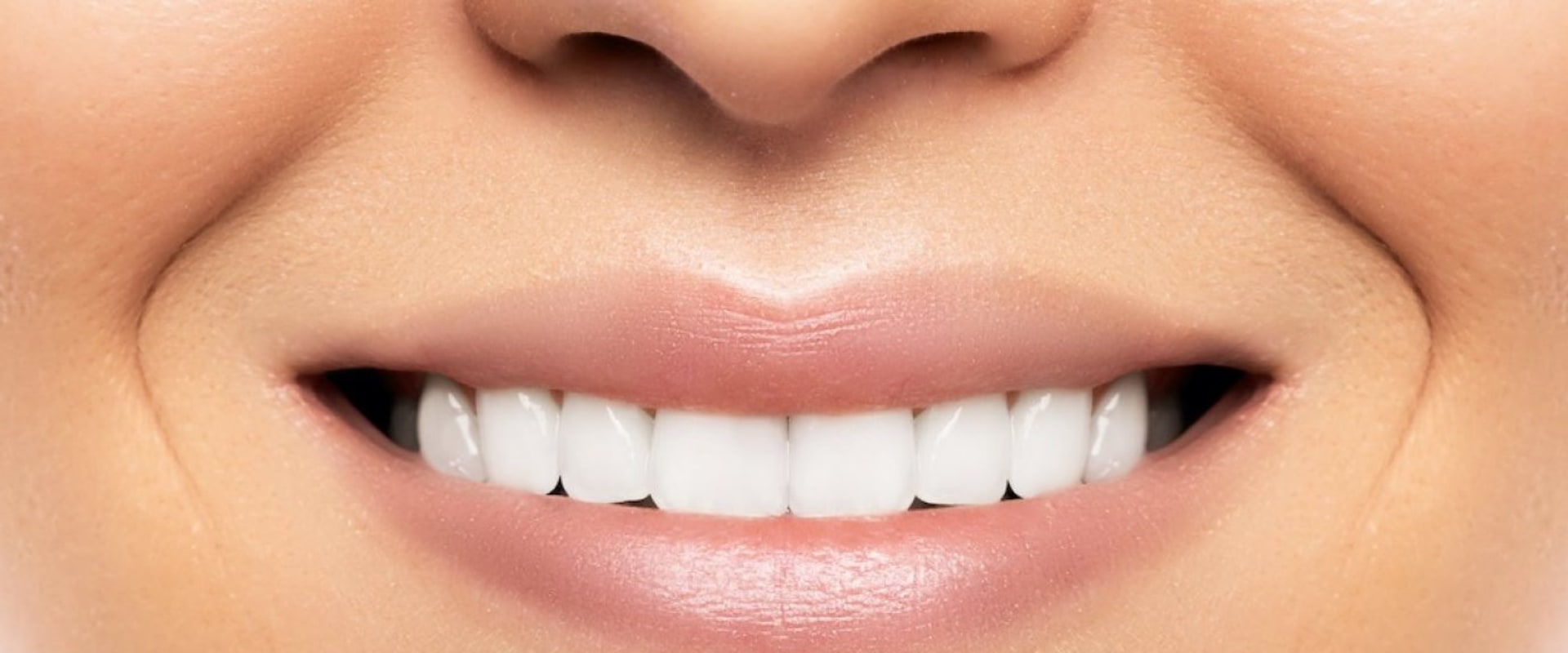 How to Achieve a Brighter and Whiter Smile: The Ultimate Guide to Teeth Whitening